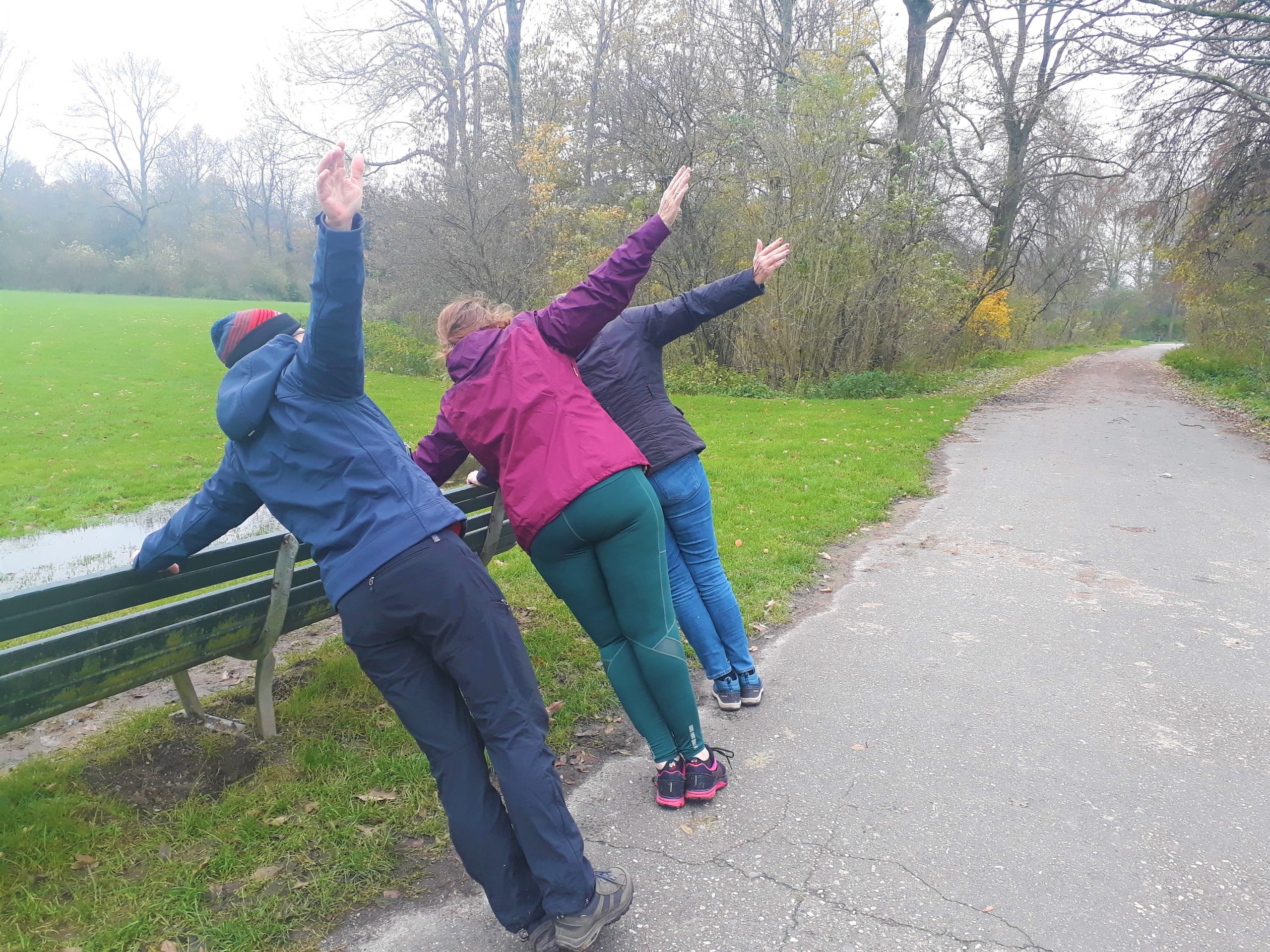Naast wandelen doen we ook oefeningen. Hier de zijwaartse plank. FitStap Amsterdam, MindWalker,